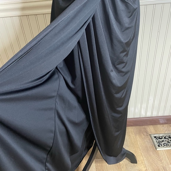 Adrianna Papell Boutique Evening Black Ones
Shoulder Column Gown size 10 - Picture 11 of 15